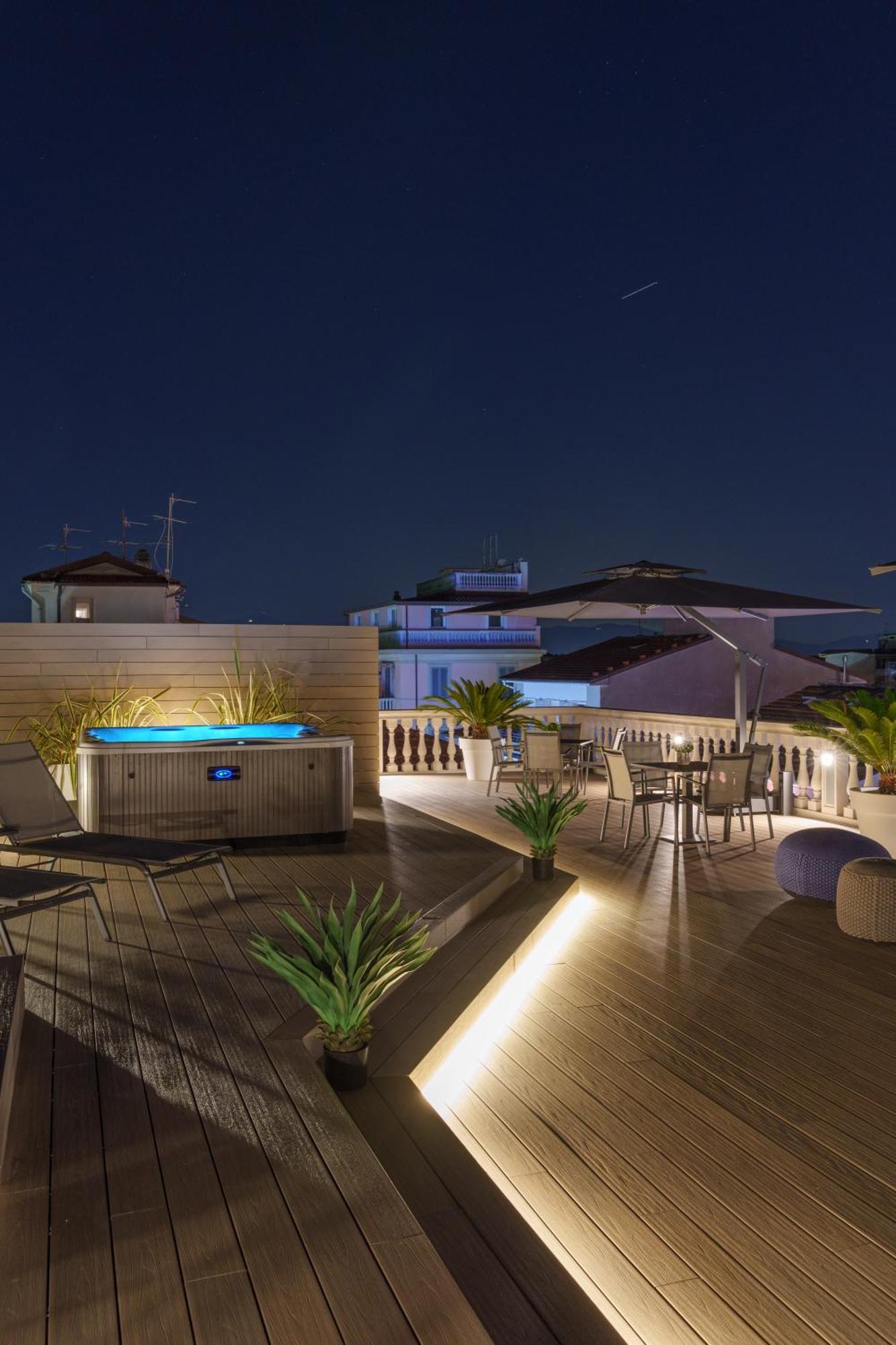 VI Suites Viareggio Exteriör bild